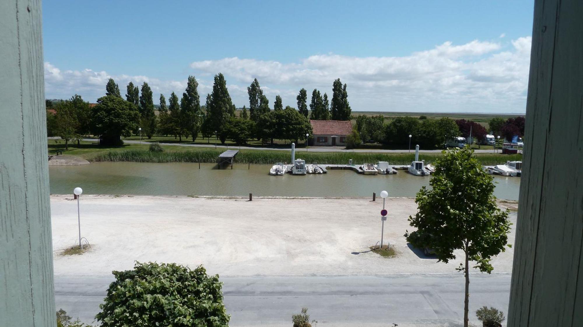 Le Domaine Du Meunier Hotel Mortagne-sur-Gironde Room photo